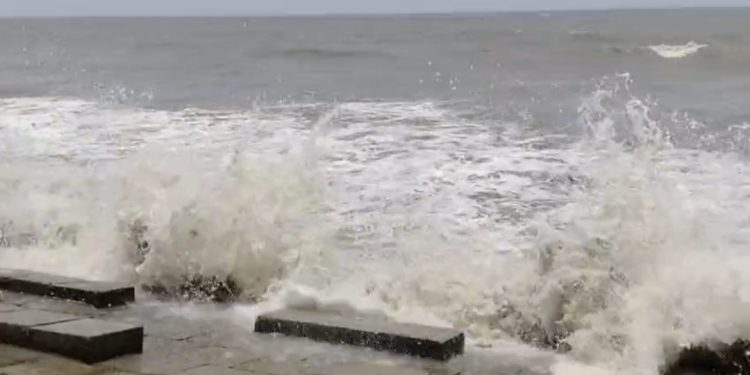 গভীর নিম্নচাপের প্রভাবে উপকূলে বৃষ্টিপাত, পায়রা সমুদ্র বন্দরে ৩ নম্বর সতর্ক সংকেত