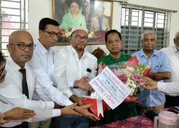 কলাপাড়ায় এমপি মোশাররফ হোসেনকে আইনজীবীদের ফুলেল শুভেচ্ছা