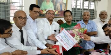 কলাপাড়ায় এমপি মোশাররফ হোসেনকে আইনজীবীদের ফুলেল শুভেচ্ছা