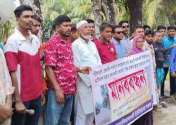গলাচিপায় সড়ক সংস্কারের দাবিতে এলাকাবাসীর মানববন্ধন