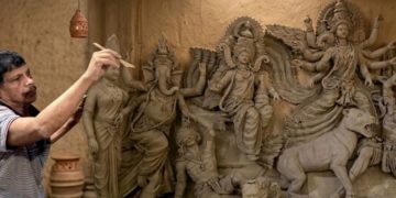 মহালয়ার সূর আর কারিগরের শেষ তুলির টানে দুর্গাপূজার অপেক্ষা
