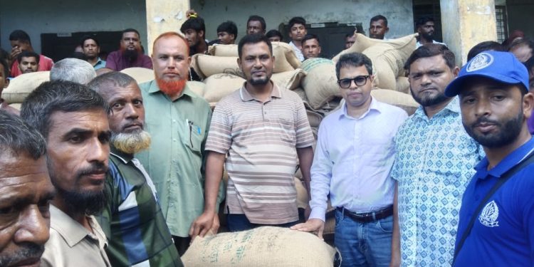 গলাচিপায় ১৪০২টি মৎস্যজীবী পরিবারের মাঝে সরকারের বিনামূল্যে চাল বিতরণ