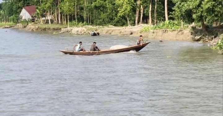 গলাচিপায় নিষেধাজ্ঞা অমান্য করে দেদার ইলিশ শিকার, নেপথ্যে প্রভাবশালী সিন্ডিকেট