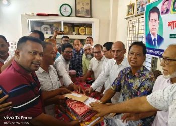 দুর্গাপূজা উপলক্ষে শাড়ি ও আর্থিক সহায়তা দিলেন এমপি মোশাররফ হোসেন