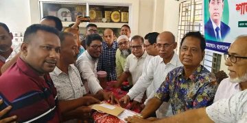 দুর্গাপূজা উপলক্ষে শাড়ি ও আর্থিক সহায়তা দিলেন এমপি মোশাররফ হোসেন