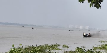 প্রশাসনকে তোয়াক্কা না করে পায়রায় মা ইলিশ শিকারের মহোৎসব
