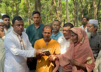 বাউফলে অগ্নিকাণ্ডে নিঃস্ব পরিবারকে পৌর বিএনপি সভাপতির ১ লাখ টাকার অনুদান
