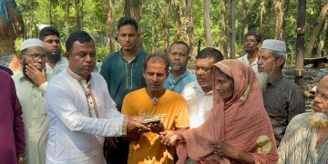 বাউফলে অগ্নিকাণ্ডে নিঃস্ব পরিবারকে পৌর বিএনপি সভাপতির ১ লাখ টাকার অনুদান