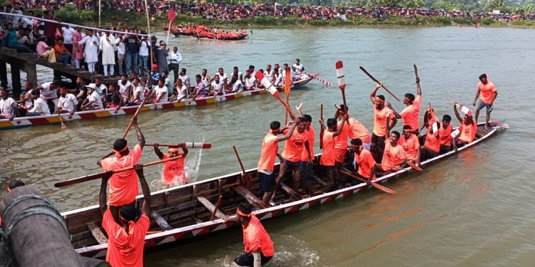 দশমিনায় ৫৮ বছরের ঐতিহ্যবাহী শারদীয় নৌকা বাইচ অনুষ্ঠিত