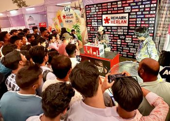 কুয়াকাটায় রিমার্ক-হারল্যানের ‘লিলি-নিওর’ স্টলে দর্শনার্থীদের উপচে পড়া ভিড়