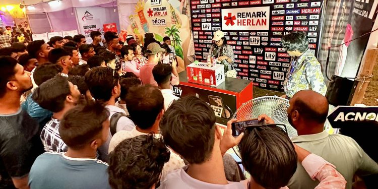 কুয়াকাটায় রিমার্ক-হারল্যানের ‘লিলি-নিওর’ স্টলে দর্শনার্থীদের উপচে পড়া ভিড়