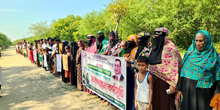 কুয়াকাটায় বেসরকারি প্রাথমিক বিদ্যালয় জাতীয়করণ ও স্থায়ী ভবনের দাবিতে মানববন্ধন