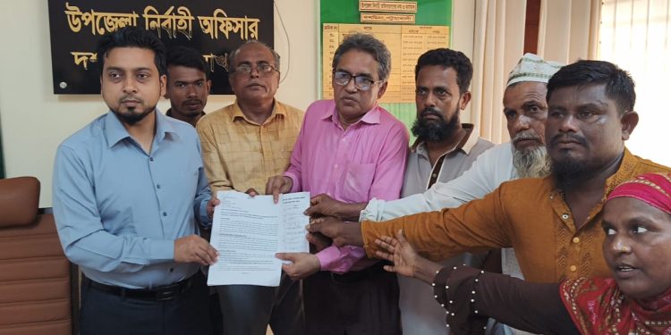 দশমিনায় ভূয়া জমি বন্দোবস্ত বাতিলের দাবিতে স্মারকলিপি পেশ