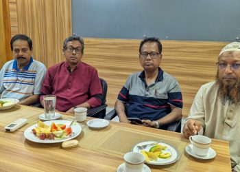 কলাপাড়ায় সাংবাদিকদের সাথে চা চক্রে এমপি মোশাররফ হোসেন