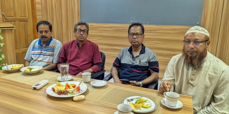 কলাপাড়ায় সাংবাদিকদের সাথে চা চক্রে এমপি মোশাররফ হোসেন