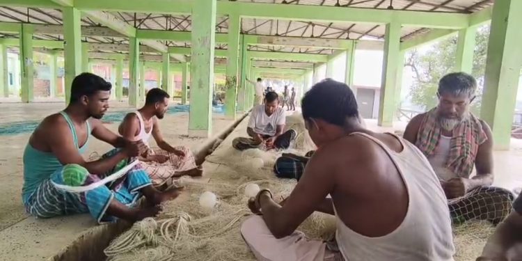 তীরে ফেরা জেলেদের মাঝে অসন্তোষ ও প্রণোদনা বাড়ানোর দাবি