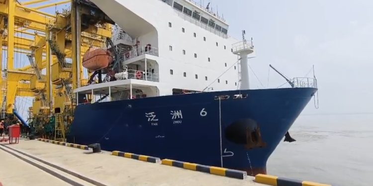 দুই বছর পর পায়রা বন্দরে বিড়লো চীনা জাহাজ, যুক্ত হলো আধুনিক ক্রেন
