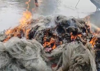 কলাপাড়ায় এক হাজার মিটার নিষিদ্ধ জাল ও ট্রলারসহ ২ জেলে আটক