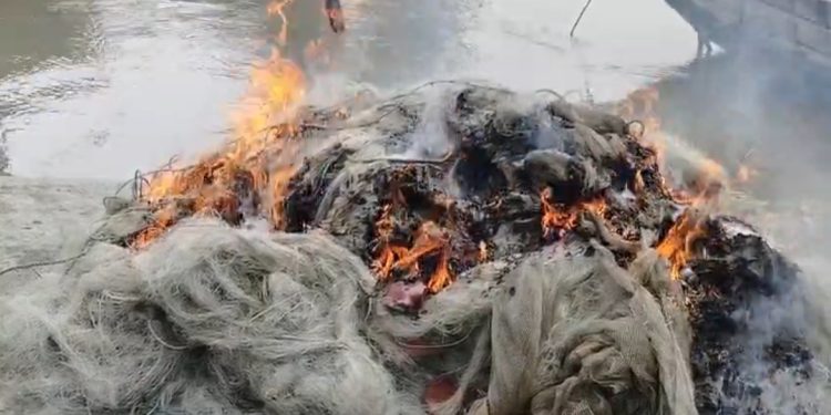কলাপাড়ায় এক হাজার মিটার নিষিদ্ধ জাল ও ট্রলারসহ ২ জেলে আটক