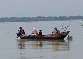 দশমিনায় ২২ দিনের নিষেধাজ্ঞা অমান্য করে নারী জেলেদের মাছ শিকার