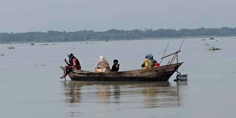 দশমিনায় ২২ দিনের নিষেধাজ্ঞা অমান্য করে নারী জেলেদের মাছ শিকার