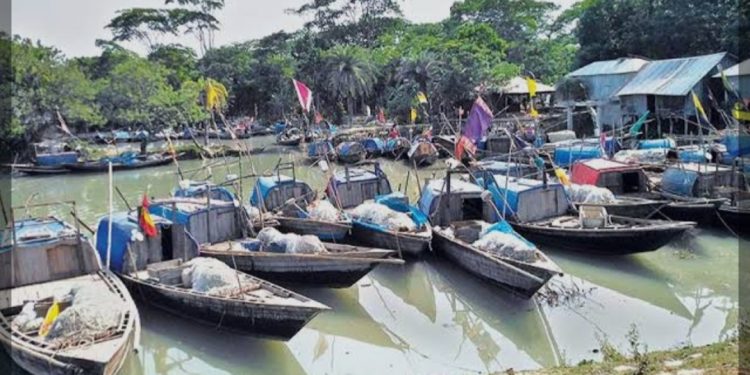 নিষেধাজ্ঞার ১৬ দিনেও প্রণোদনার চাল পাননি ২,৭৭৫ জেলে