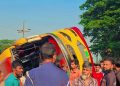 চালকের সহকারী চালাচ্ছিলেন বাস, নিয়ন্ত্রণ হারিয়ে উল্টে আহত ৩০ পর্যটক