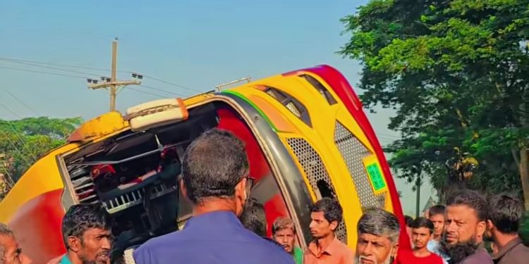 চালকের সহকারী চালাচ্ছিলেন বাস, নিয়ন্ত্রণ হারিয়ে উল্টে আহত ৩০ পর্যটক