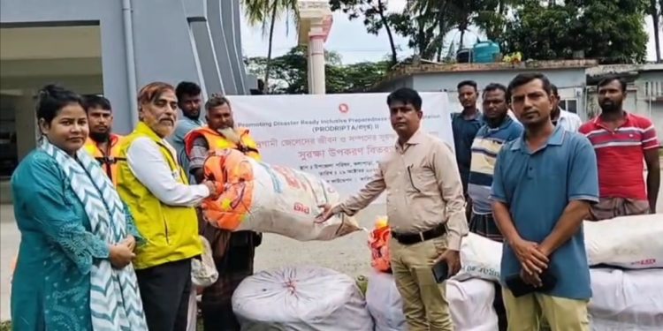 কলাপাড়ায় সমুদ্রগামী জেলেদের মাঝে সুরক্ষা উপকরণ বিতরণ