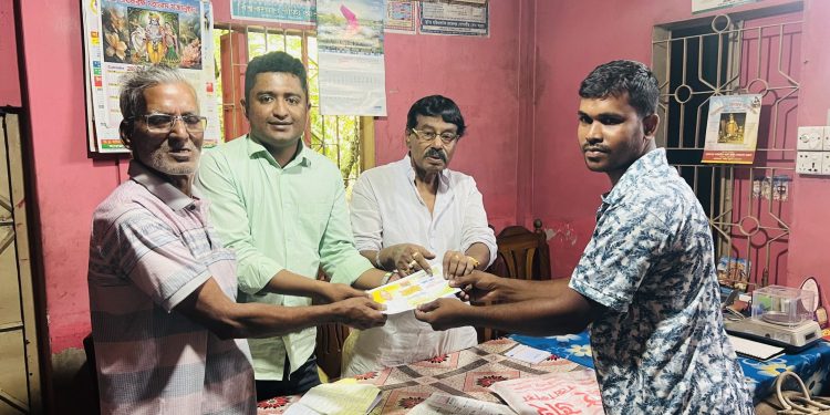 বাউফলে ৬৬টি পূজা মণ্ডপে পৌর বিএনপির আর্থিক সহায়তা