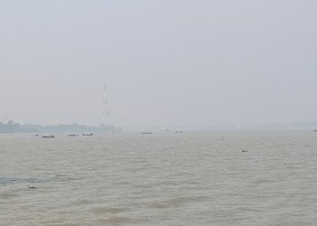 দুমকিতে মা ইলিশ শিকার: নদীতে প্রশাসন ও জেলেদের ‘চোর-পুলিশ খেলা’