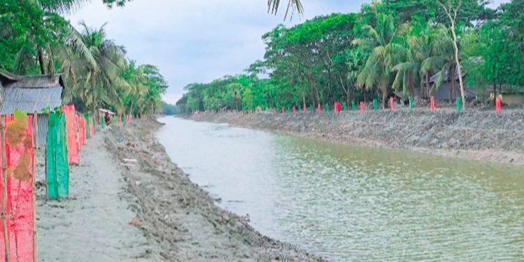 পটুয়াখালীতে ৪৫ বছর পর প্রাণ ফিরে পেল ‘স্বনির্ভর খাল’